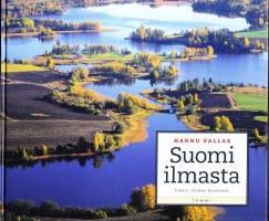 Suomi ilmasta, 2015. Teos vie meidät upealle ilmamatkalle Saaristomereltä Kilpisjärvelle, Helsingistä Utsjoelle ja Suomenlahselta Kuusamoon.