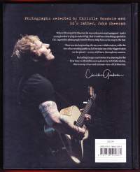 Ed Sheeran - memories We Made. Unseen photographs of my time with Ed. Goodwin auttoi 10 vuoden ajan Ed Sheerania kuvillaan tiellä kuuluisuuteen