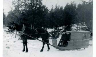 Hevos kyyditystä    192o-luvulla  Kirkkoon, lääkäriin  kyläilemään.