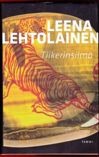 Tiikerinsilmä, 2016. 1.p. Tekstiilimiljonääri pelkää henkensä edestä ja palkkaa Hilja Ilveskeron turvakseen. Syystä.