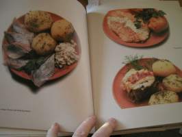 latvian national kitchen. VAKITA.N tarjous helposti s-m koko  paketti 19x36 x60 cm paino 35kg 5e