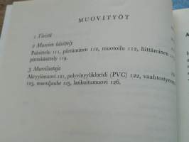 oppikoulun puu-metalli-ja muovityöt. VAKITA.N tarjous helposti s-m koko  paketti 19x36 x60 cm paino 35kg 5e