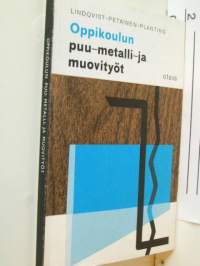 oppikoulun puu-metalli-ja muovityöt. VAKITA.N tarjous helposti s-m koko  paketti 19x36 x60 cm paino 35kg 5e