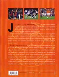 Jalkapallon pikkujättiläinen, 2003. Monipuolinen ja kattava tietokirja maailman suosituimmasta urheilulajista.