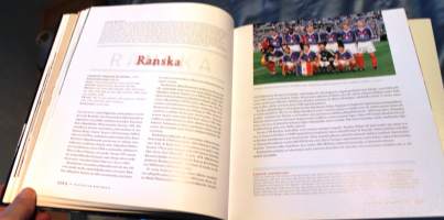 Jalkapallon pikkujättiläinen, 2003. Monipuolinen ja kattava tietokirja maailman suosituimmasta urheilulajista.