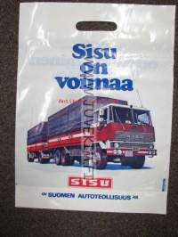 Sisu on suomalainen syntyjään / Sisu on voimaa -mainoskassi 1970-luvun alku (Amerplast / muovikassi). Kassin molemmilla puolilla on eri kuva.