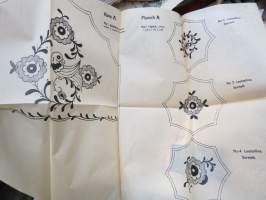 Ompelu-, schmelzi-, nukka- ja batiikkimalleja (Mönster för sömnad, Schmeltz, flossa &amp; batik) -kansiossa malliarkkeja, kaikki näkyvät kuvissa