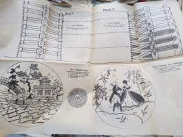 Ompelu-, schmelzi-, nukka- ja batiikkimalleja (Mönster för sömnad, Schmeltz, flossa &amp; batik) -kansiossa malliarkkeja, kaikki näkyvät kuvissa