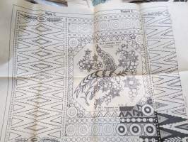Ompelu-, schmelzi-, nukka- ja batiikkimalleja (Mönster för sömnad, Schmeltz, flossa &amp; batik) -kansiossa malliarkkeja, kaikki näkyvät kuvissa