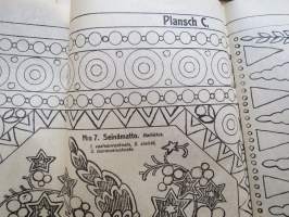 Ompelu-, schmelzi-, nukka- ja batiikkimalleja (Mönster för sömnad, Schmeltz, flossa &amp; batik) -kansiossa malliarkkeja, kaikki näkyvät kuvissa