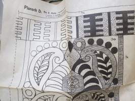 Ompelu-, schmelzi-, nukka- ja batiikkimalleja (Mönster för sömnad, Schmeltz, flossa &amp; batik) -kansiossa malliarkkeja, kaikki näkyvät kuvissa