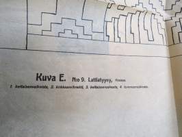 Ompelu-, schmelzi-, nukka- ja batiikkimalleja (Mönster för sömnad, Schmeltz, flossa &amp; batik) -kansiossa malliarkkeja, kaikki näkyvät kuvissa