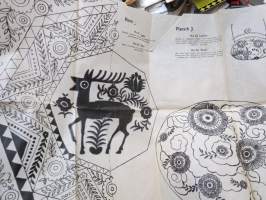 Ompelu-, schmelzi-, nukka- ja batiikkimalleja (Mönster för sömnad, Schmeltz, flossa &amp; batik) -kansiossa malliarkkeja, kaikki näkyvät kuvissa