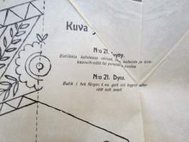 Ompelu-, schmelzi-, nukka- ja batiikkimalleja (Mönster för sömnad, Schmeltz, flossa &amp; batik) -kansiossa malliarkkeja, kaikki näkyvät kuvissa