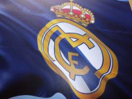 Real Madrid, Limited Edition canvastaulu, koko 30 cm x 40cm. Hieno lahjaksi. Myös muita vastaavia canvastauluja eri jalkapalloseuroista, kysy jos haet tiettyä.