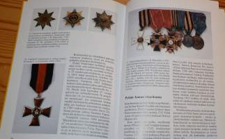 Tähdistöt ja ritarikunnat. Historiallisia kunniamerkkejä Suomen Kansallismuseon kokoelmissa