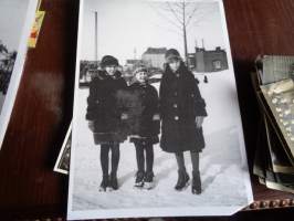 Valokuva 20 x 30 cm Lapsia talvisessa maisemassa