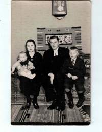 Papin perhe 1930-luvulta.