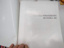 Försäkringsaktiebolaget Fennia 1882-1982 - omassa alkuperäisessä säilytyskotelossaan, ruotsinkielinen, graafinen ulkoasu Erik Bruun