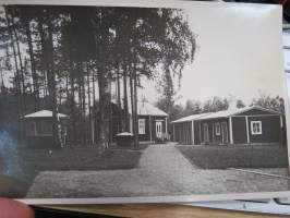 Pihapiiri - Imatran Valokuvaamo H. Sundholm, Imatra - valokuvausliikkeen arkistoa sota-ajalta / 1940-luvulta