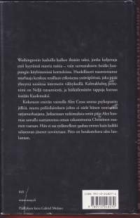 Pelon ratsumiehet, 2001. 1.p. Häikäilemätön naistentappaja kutsuu itseään Kuolemaksi ja hänen Internet-kalmaklubinsa on nieltään Neljä ratsumiestä.