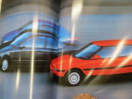 Mazda 323 Hatchback 3-ov. / Sedan, 4-ov. / Farmari 5 ov. 1992 -myyntiesite / sales brochure