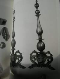 treen ,pewter and metalworkfine english and continental oak.. VAKITA.N tarjous helposti s-m koko  paketti 19x36 x60 cm paino 35kg 5e