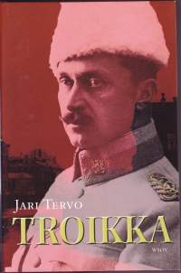 Troikka, 2008. 3.p.Punainen Tampere murtuu huhtikuussa 1918. Punapakolaisten uusi elämä kansalaissodan Venäjällä on pelkästään hengissä selviämistä.