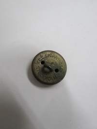 Sotilaspuvun nappi, valmistanut C.C. Sporrong &amp; Co, Stockholm / military uniform button