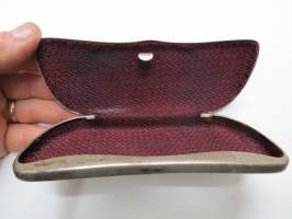 Silmälasikotelo, metallia &quot;AP&quot;-kaiverruksella -eye glass case