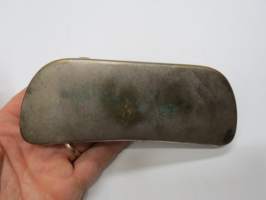 Silmälasikotelo, metallia &quot;AP&quot;-kaiverruksella -eye glass case