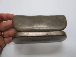 Silmälasikotelo, metallia &quot;AP&quot;-kaiverruksella -eye glass case
