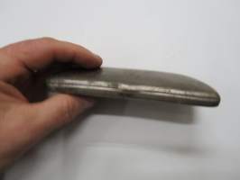 Silmälasikotelo, metallia &quot;AP&quot;-kaiverruksella -eye glass case