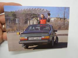&quot;Aulin Somalle Siskolle&quot; - Saab 900 Turbo AMC-146 - Raimo Höyry Häyrinen, 6.4.1986 -postikortti, jossa alkuperäinen tervehdys &amp; nimikirjoitus / signature