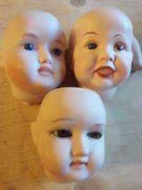 Keraamisia nuken päitä 3 kpl. Korkeus  korvaliselta 11 ja  12 cm. Lasisilmät  Päälaki  auki hiusten  laittamista  varten