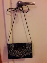 Tyylikäs samettinen  helmikirjailtu iltalaukku. Silkkinen  siisti  vuori, sisällä  kolme  pientä  taskua. Koko 13 x 21 cm. Olkanyöri-