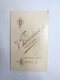 O. Koskenhovi?, 1900 -Atelier Viktor Barsokevitsch, Kuopio -visiittikorttivalokuva / visit card photo / cdv