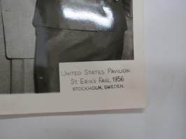 St. Eriksmässan, Stockholm 1956 - United States Pavilion - St. Erik´s Fair / John D. Average family life in USA -valokuva / photograph