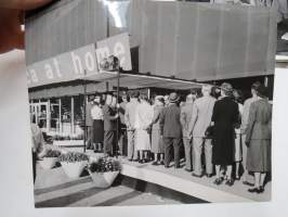 St. Eriksmässan, Stockholm 1956 - United States Pavilion - St. Erik´s Fair / John D. Average family life in USA -valokuva / photograph