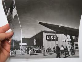 St. Eriksmässan, Stockholm 1956 - United States Pavilion - St. Erik´s Fair / John D. Average family life in USA -valokuva / photograph