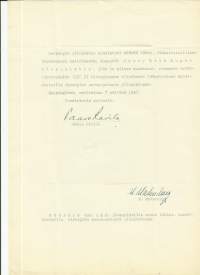 Paavo Ravila  nimikirjoitus ja Helsingin Yliopiston stansattu sinetti asiakirjassa 1955.  Paavo Ilmari Ravila oli akateemikko ja Helsingin yliopiston