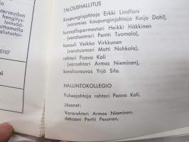 Tampereen yliopiston muistio 1967-1968 (entinen Tampereen Yhteiskunnallinen Korkeakolu) -vuosikirja opettaja-, luennoitsija sekä opiskelijatietoineen