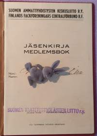 Suomen Ammattiyhdistysten Keskusliitto r.y. / Suomen Vaatetustyöläisten liiton r.y. Jäsenkirja. Jäsen n:o 8471 luokka I. Liittynyt 1945.