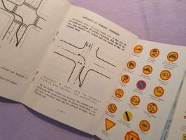 Kör rätt - motorvelocipedistens trafikhandbok och trafikmärken, 1961.