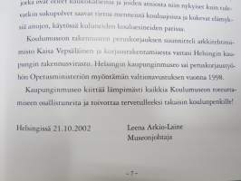 Koulu museossa (Narinkka 2002) -koulumuseo Helsinki, esittelykirja