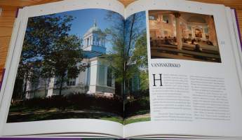 Keskellä kylää Helsingin hiippakunnan kirkkoja