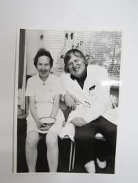 Kirurgi / urheilulääkäri Pekka Peltokallio &amp; sairaalan osastohenkilökuntaa / kakkukahvit 1974 -valokuva / photograph