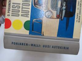 Uusi Autokirja 19. painos, mukana mm. vuoden 1961 henkilöautokuvasto