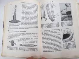 Uusi Autokirja 19. painos, mukana mm. vuoden 1961 henkilöautokuvasto