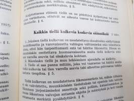 Uusi Autokirja 19. painos, mukana mm. vuoden 1961 henkilöautokuvasto